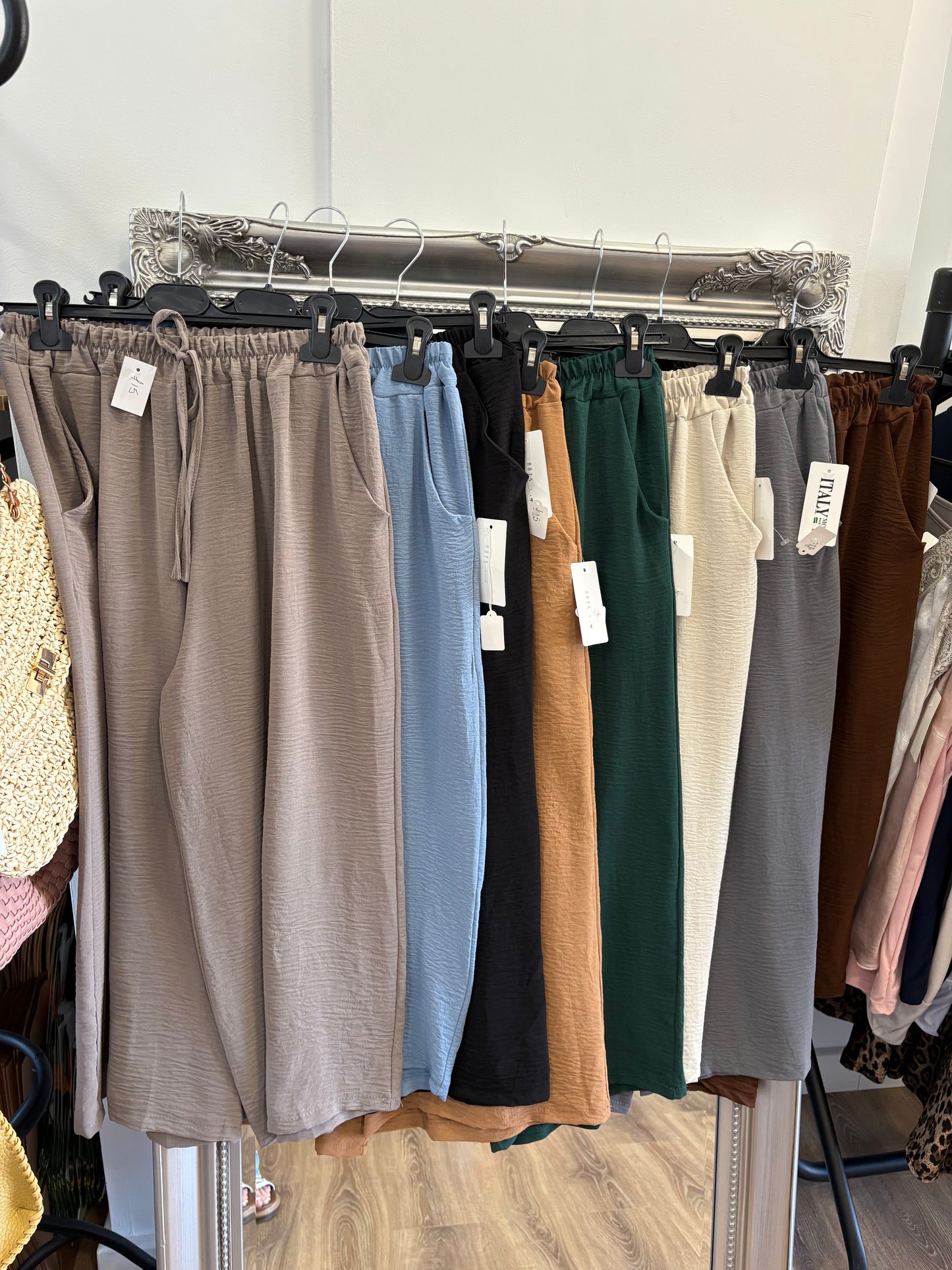 Cropped, wide leg Trouser.