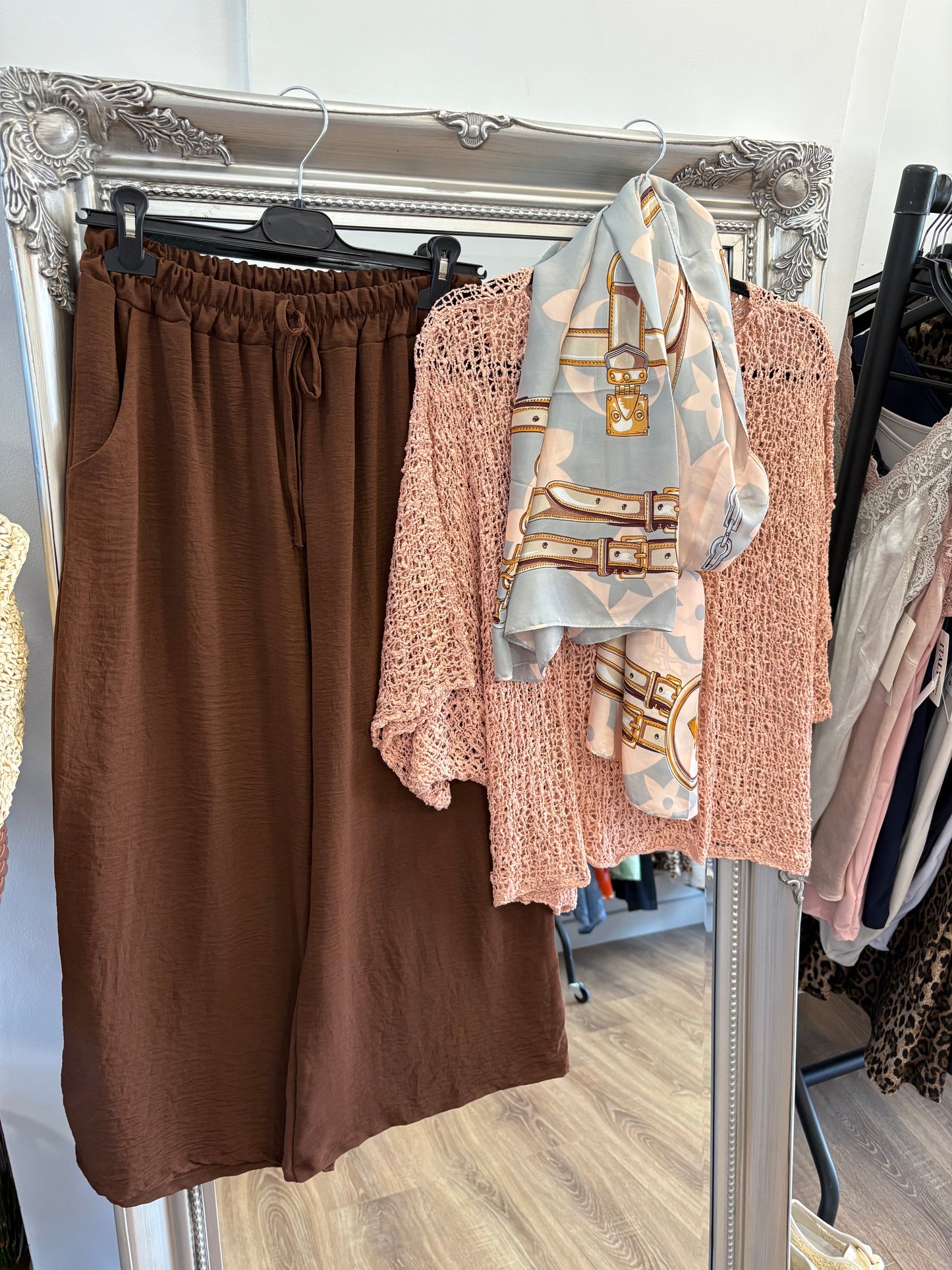 Cropped, wide leg Trouser.