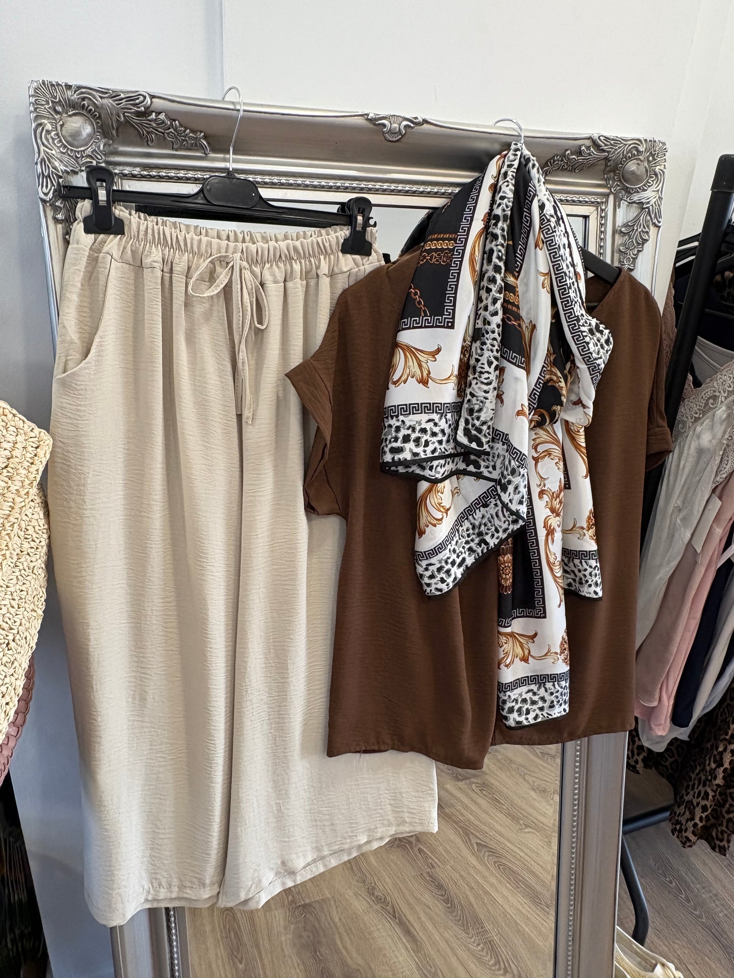 Cropped, wide leg Trouser.