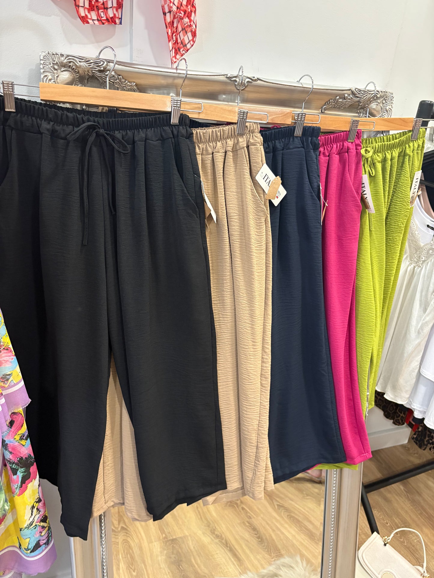 Cropped, wide leg Trouser.