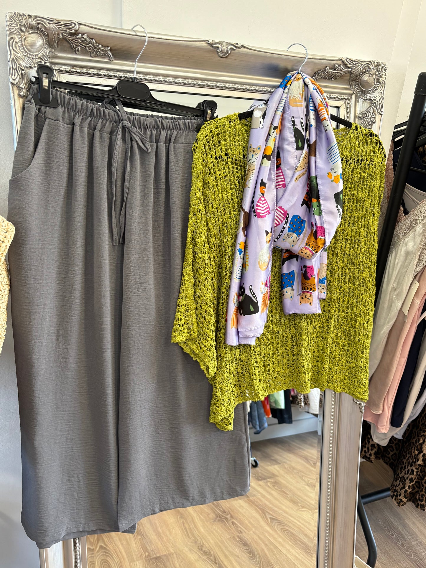 Cropped, wide leg Trouser.
